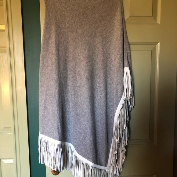 100% Cashmere asymmetrical poncho - Picture 3 of 3